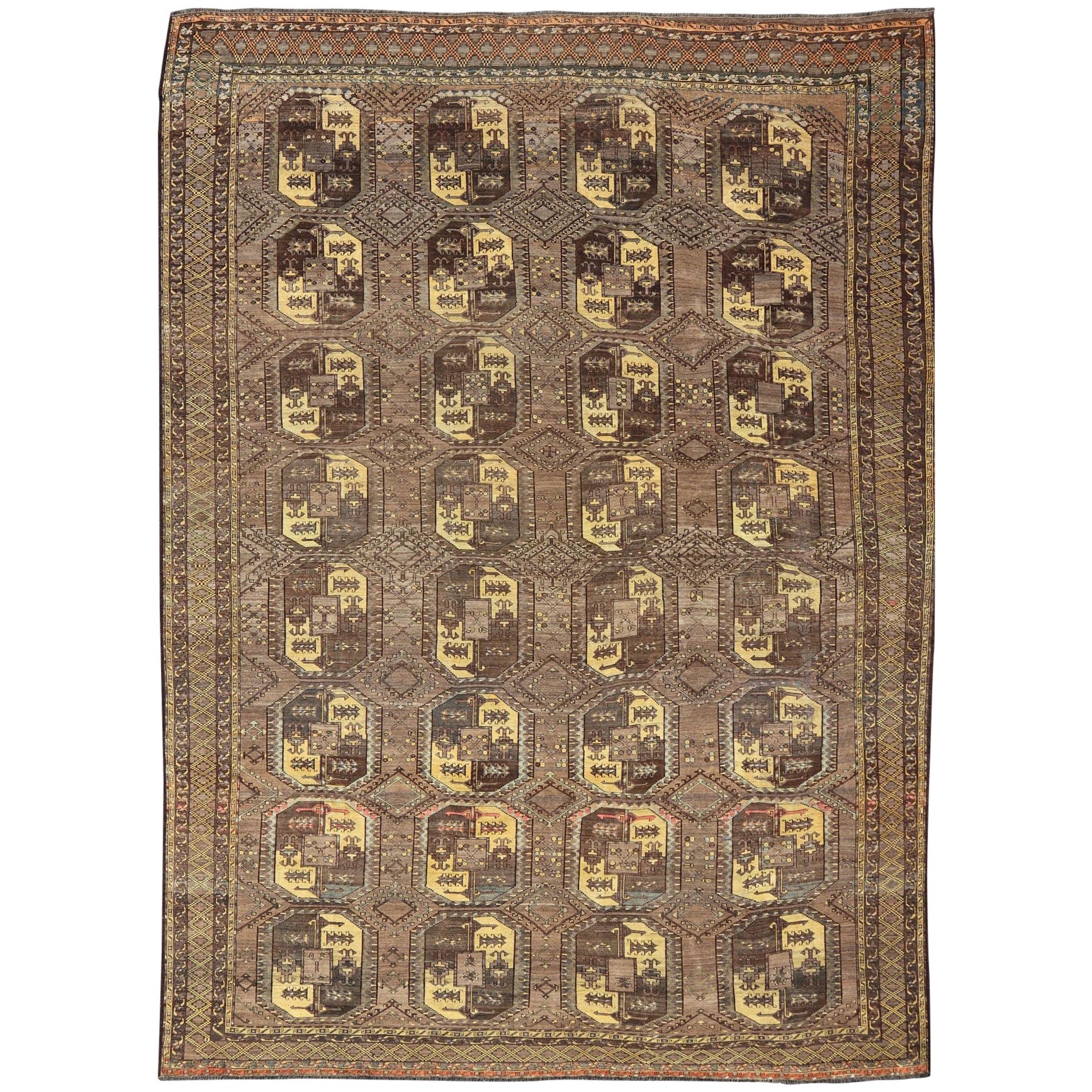 Grand tapis Turkomen Ersari avec motif Bokhara sur toute sa surface en brun, café et jaune