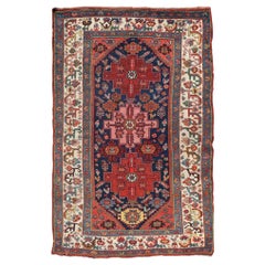Fine tapis persan ancien kurde avec motif de médaillon en bleu, rouge et ivoire