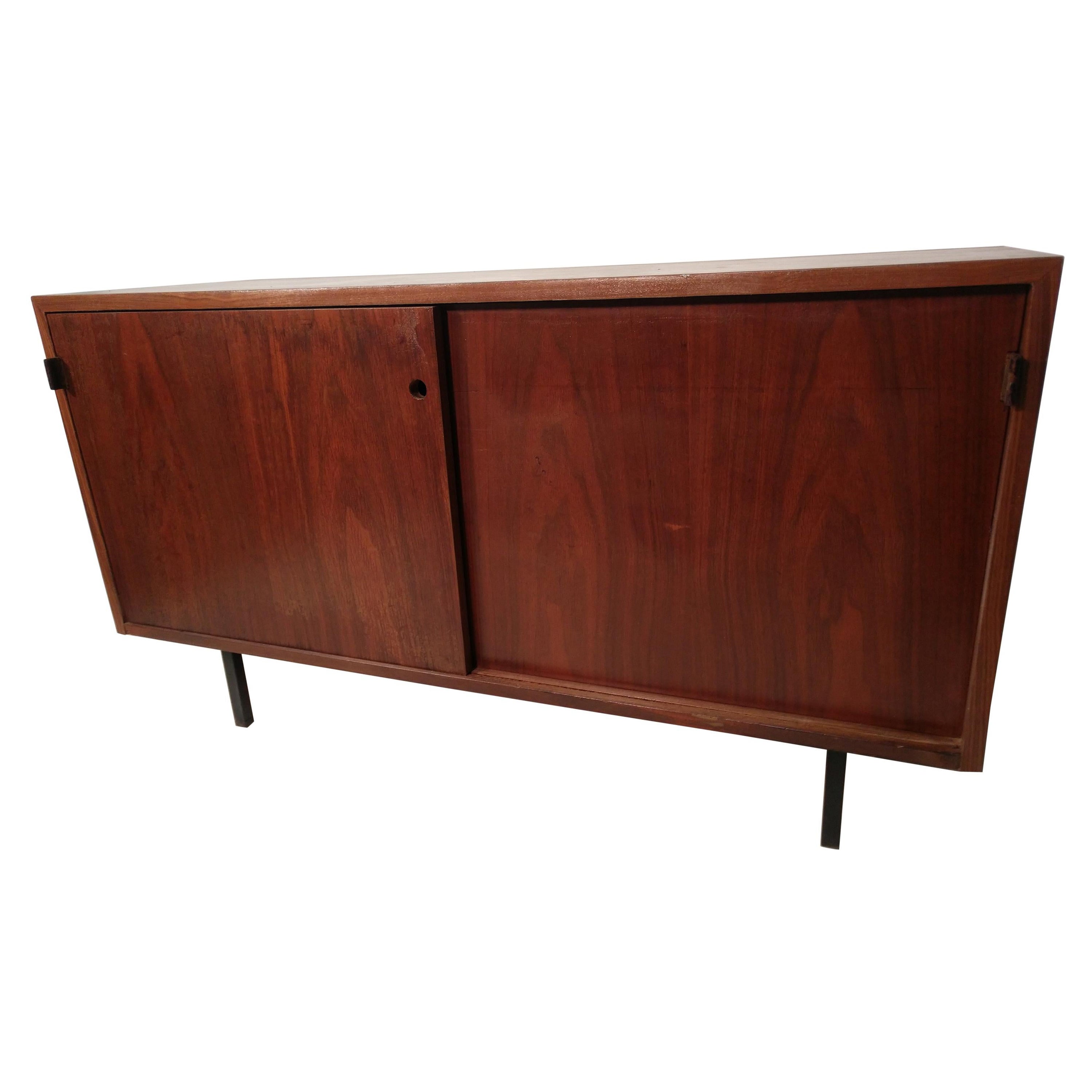 Credenza moderna de mediados de siglo Early Knoll de 2 puertas en nogal Lacado en venta