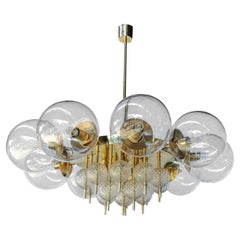 Lampadario personalizzato in ottone in stile Midcentury con sfere di vetro trasparente di Adesso Import