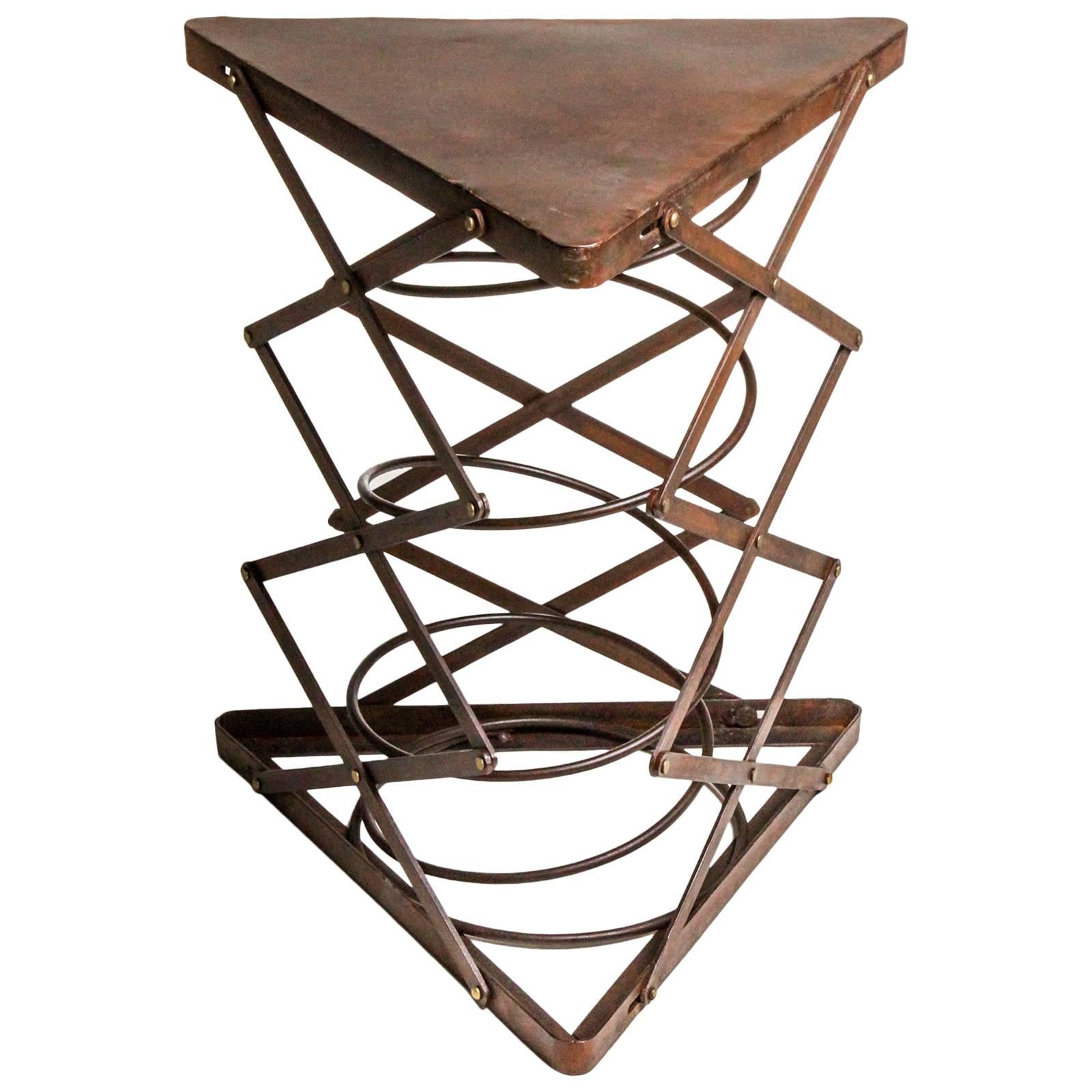 Table d'appoint triangulaire en métal en vente