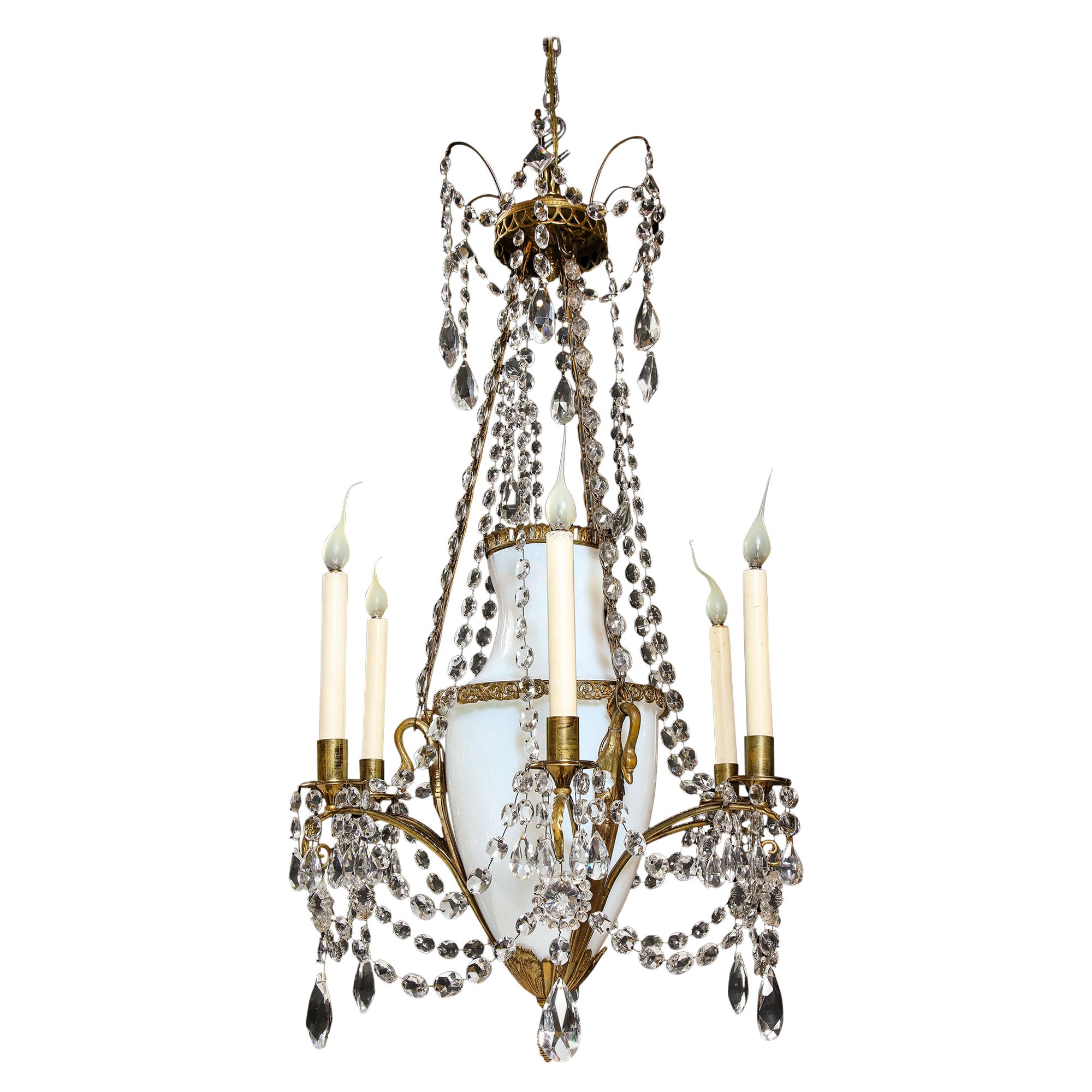 Antiker russischer neoklassizistischer Kronleuchter aus vergoldeter Bronze, Opalglas und Kristall im Angebot