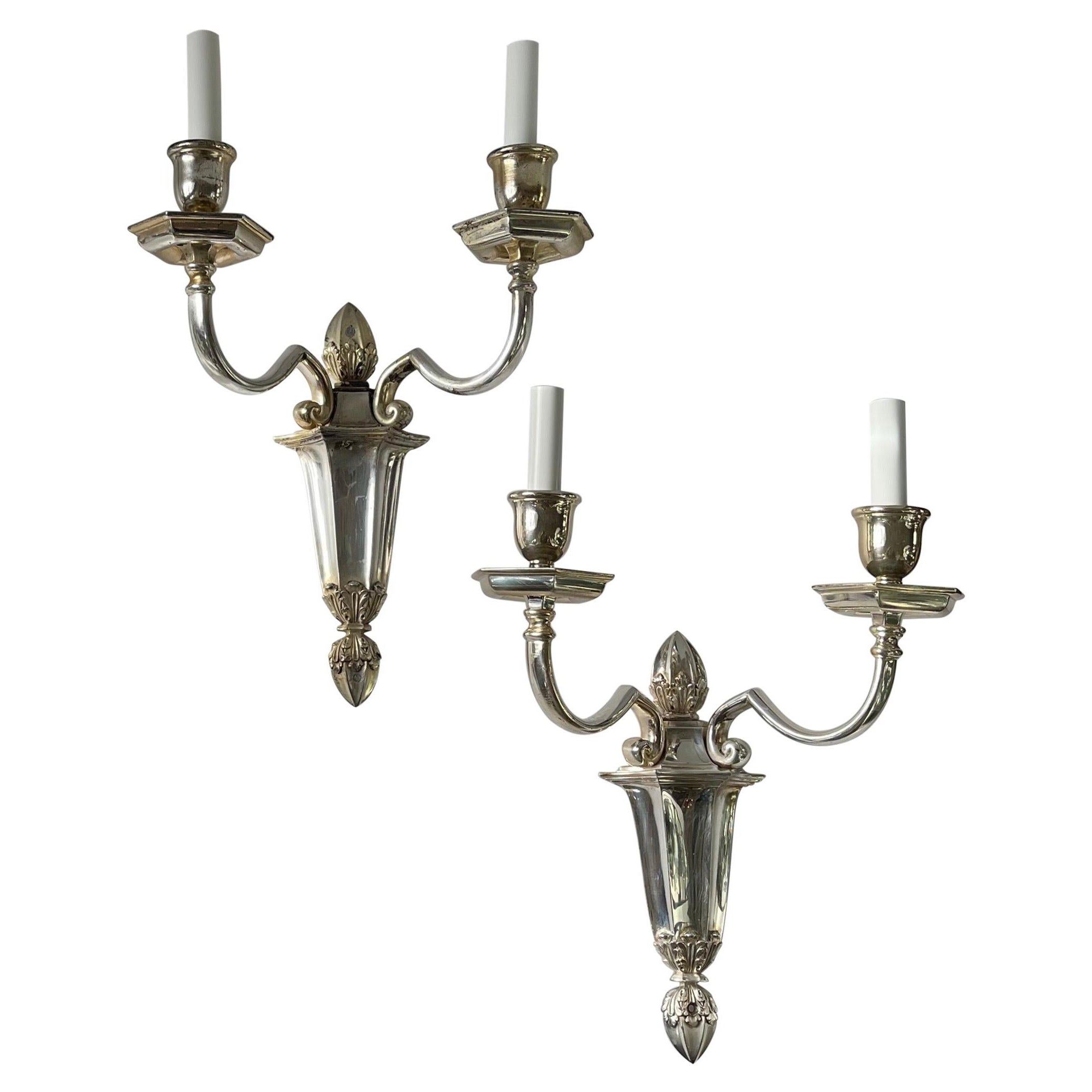 Ein wunderbares Paar E.F. Caldwell, neoklassizistische versilberte Bronze-Wandleuchter mit 2 Leuchten im Angebot