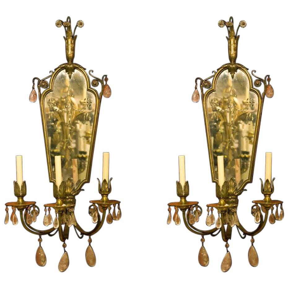 Paar gespiegelte Bronzeguß-Konsolen mit drei Lichtern und Kristallen im Angebot