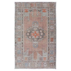Türkischer Oushak-Teppich im Medaillon-Design mit lachsfarbenem und orangefarbenem Muster