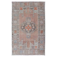 Tapis turc Oushak vintage à motif de médaillon avec saumon et pops d'orange