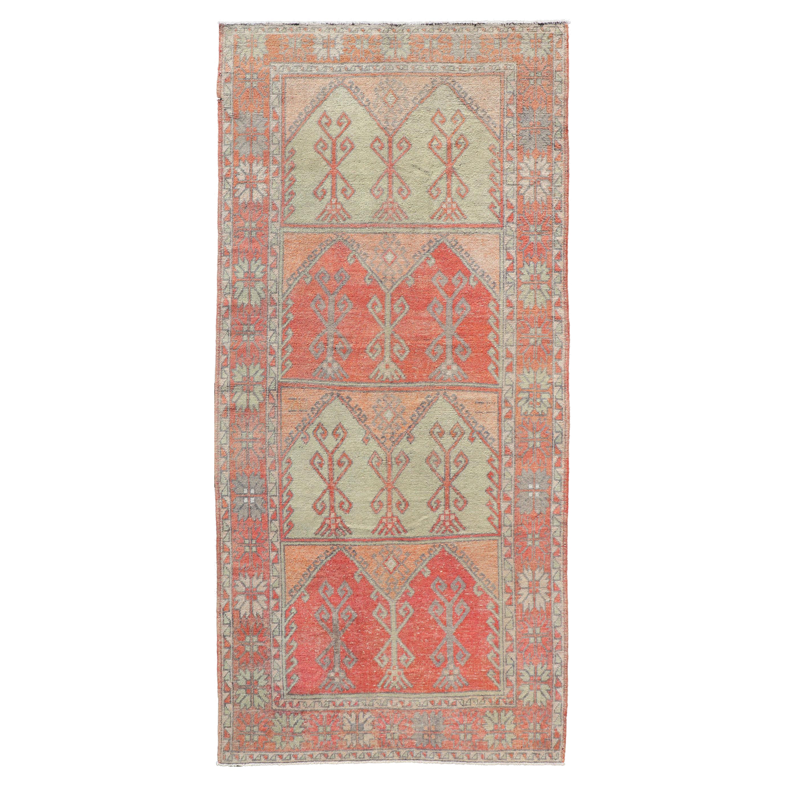 Tapis de galerie turc vintage en rouge délavé, corail, orange, rose doux et vert