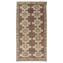 Grand tapis de galerie vintage Kars de couleurs marron, brun clair, taupe et vert clair