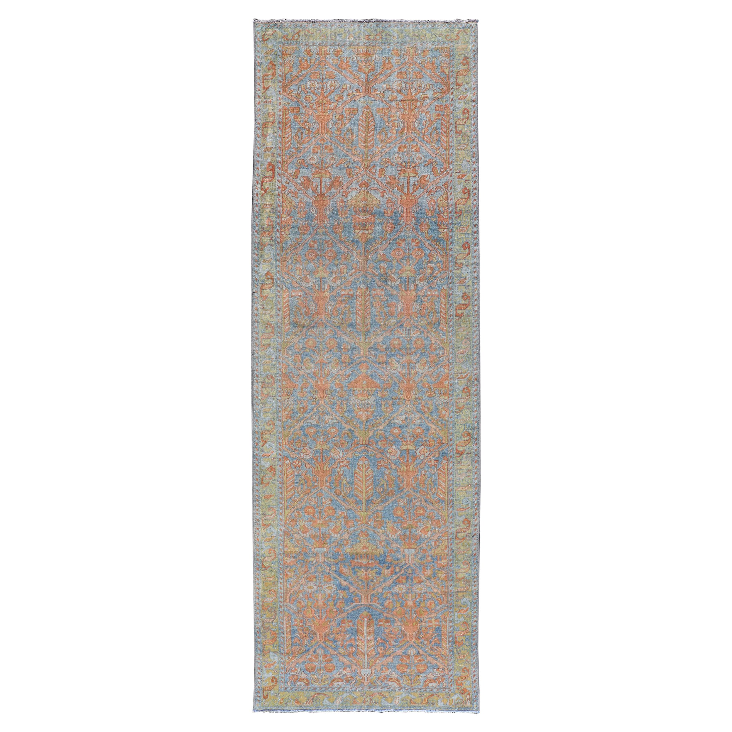 Long tapis de couloir persan ancien Malayer avec motif géométrique sur toute sa surface