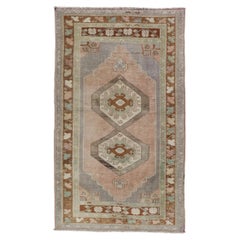 Tapis turc Oushak vintage en lavande, rose, gris clair, marron, crème et vert