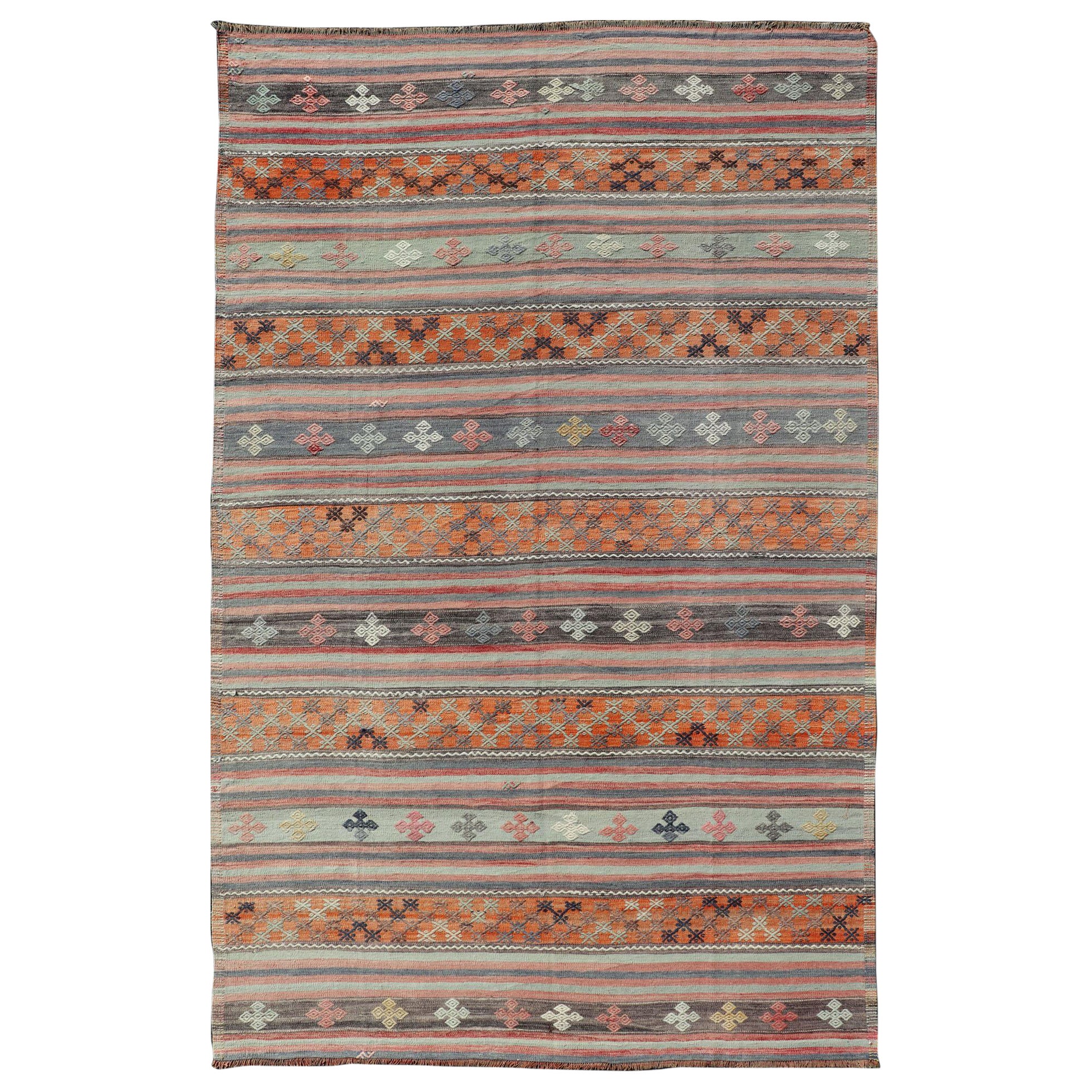 Tapis Kilim turc vintage avec motif de rayures assorties dans une variété de couleurs