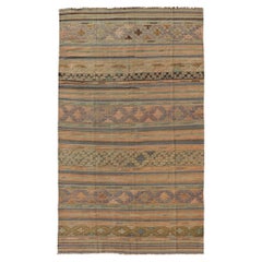 Gestreifter türkischer Kelim-Teppich mit geometrischen Formen und weichen, gedämpften Farben