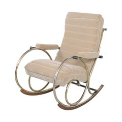 Chaise à bascule en laiton moderne du milieu du siècle dernier avec détails en bois et tissu en mohair