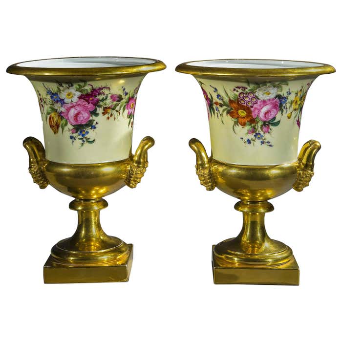 Pair of Medici-Form Vases For Sale at 1stDibs