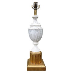 Lámpara de mármol italiano Hollywood Regency con base de madera dorada