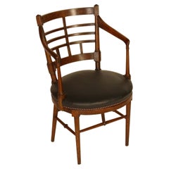 Fauteuil en chêne de style jacobéen ou du vieux mouvement esthétique anglais E W Godwin