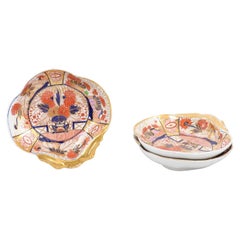 Ensemble de trois (3) assiettes à coquille en porcelaine Coalport Porcelain dans le motif Lord Nelson