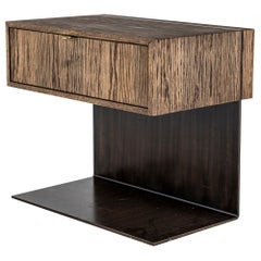 Sommergeschnitzter Nachttischsockel aus geräuchertem Eichenholz, massivem Messing und Bronzestahl