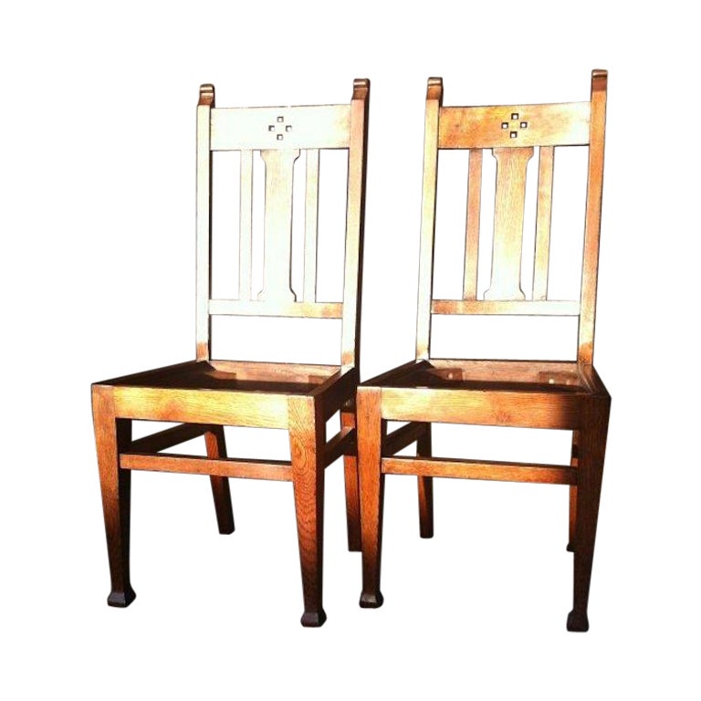 Wylie & Lochhead Attri. Paire de chaises de salle à manger Arts & Crafts en chêne de l'école de Glasgow en vente