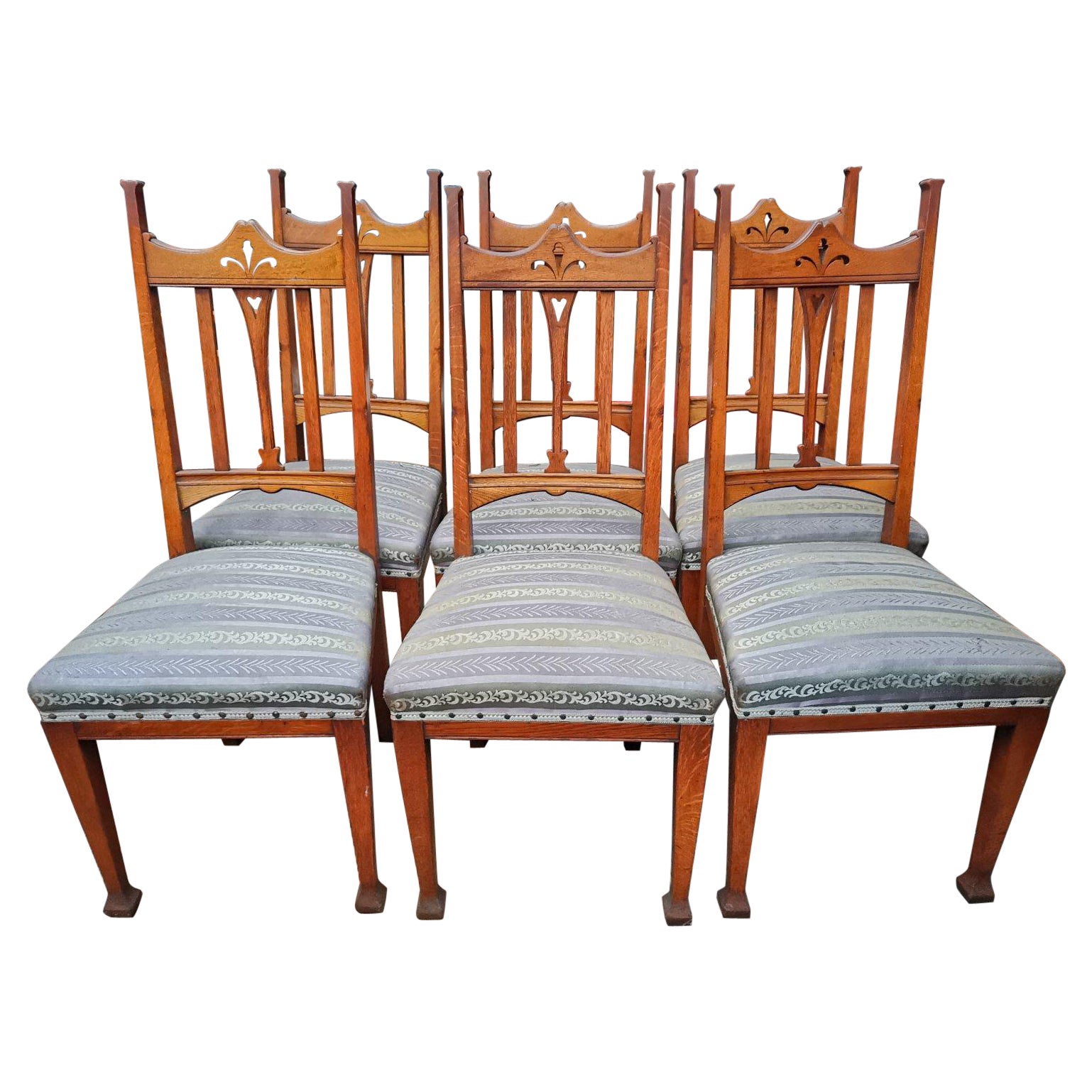 Liberty & Co. Seis sillas de comedor inglesas Arts & Crafts de roble con recortes de corazón