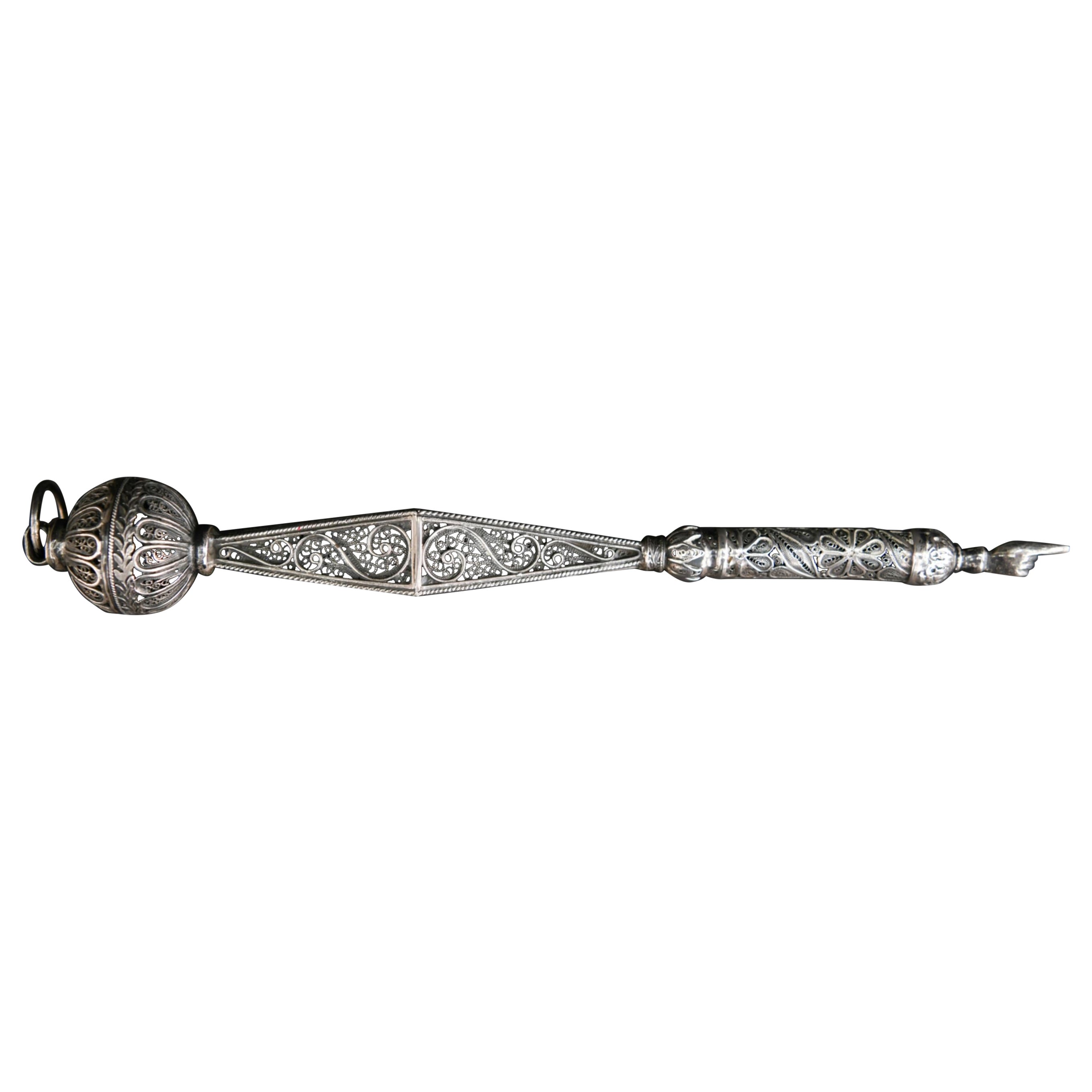 Early 20th Century Sterling Silver Openwork Filigree Yad or Torah Pointer For Sale