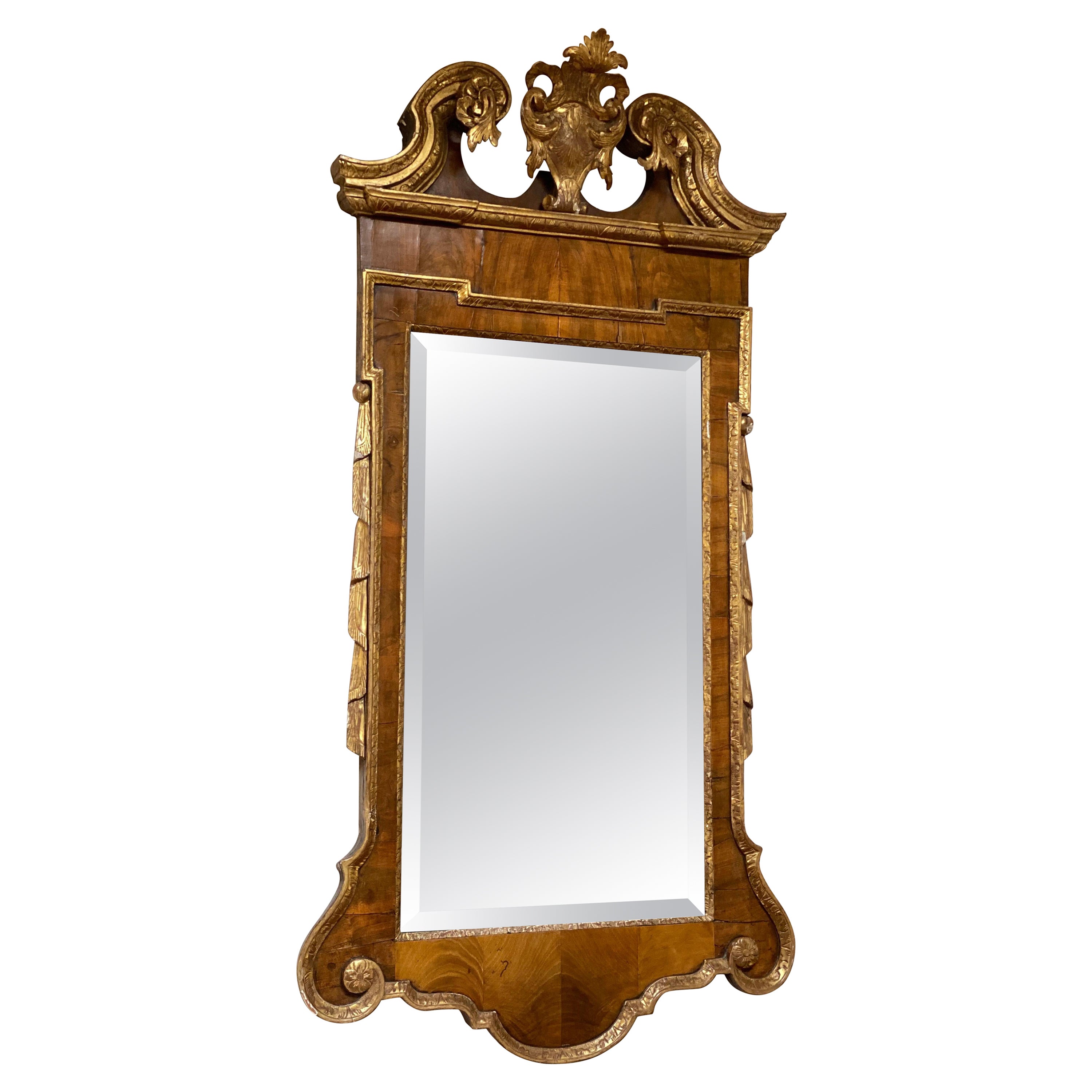 Miroir en bois sculpté et doré de style fédéral, XIXe siècle