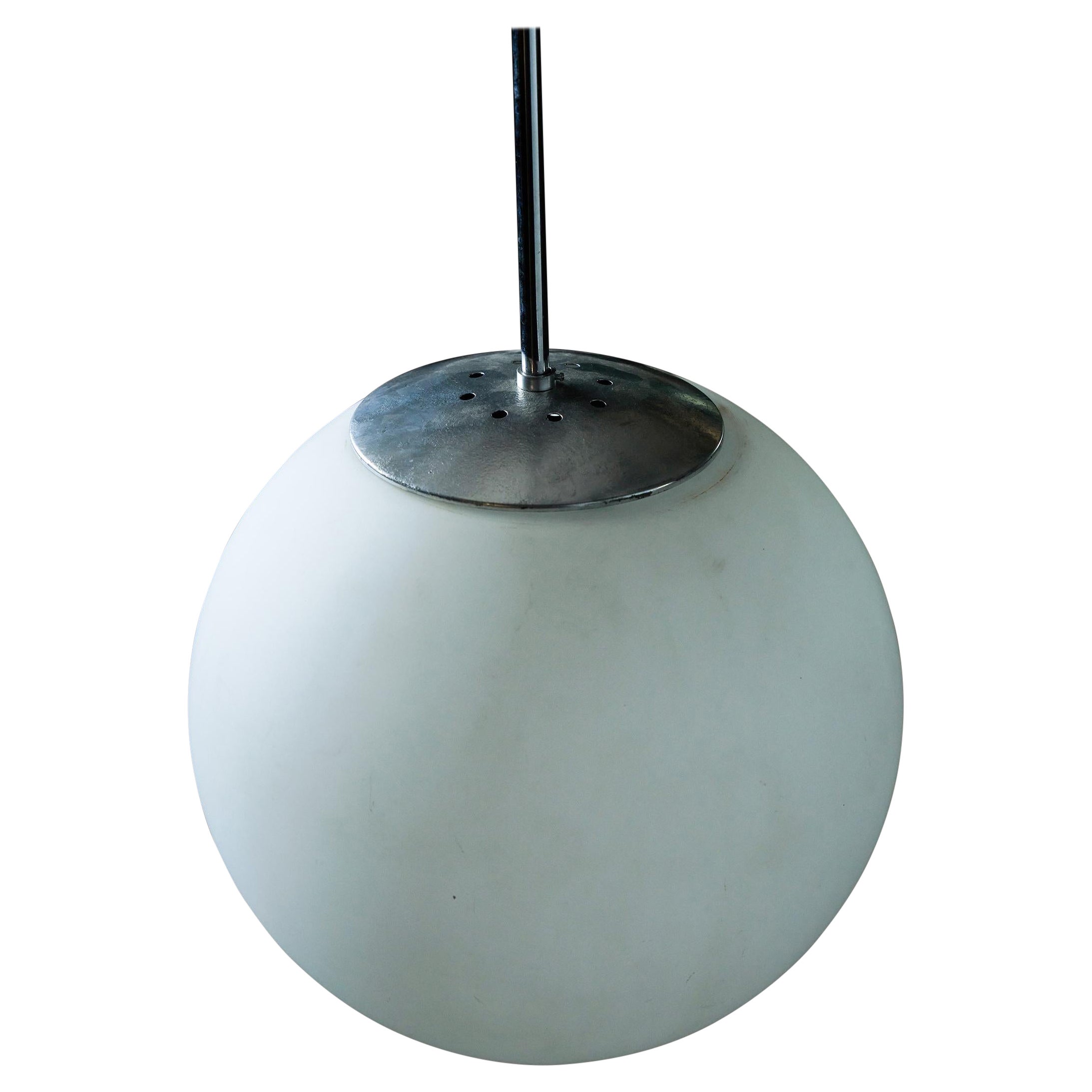 Ciondolo vintage in vetro French Opaline o Milk Glass di forma rotonda