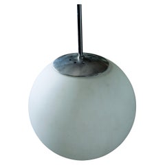 Lampe à suspension française vintage en opaline ou verre dépoli de forme ronde