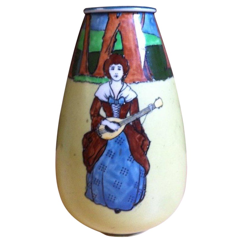 Vase Stuart de Wardle & Co Arts & Crafts représentant une jeune fille médiévale jouant de la luth