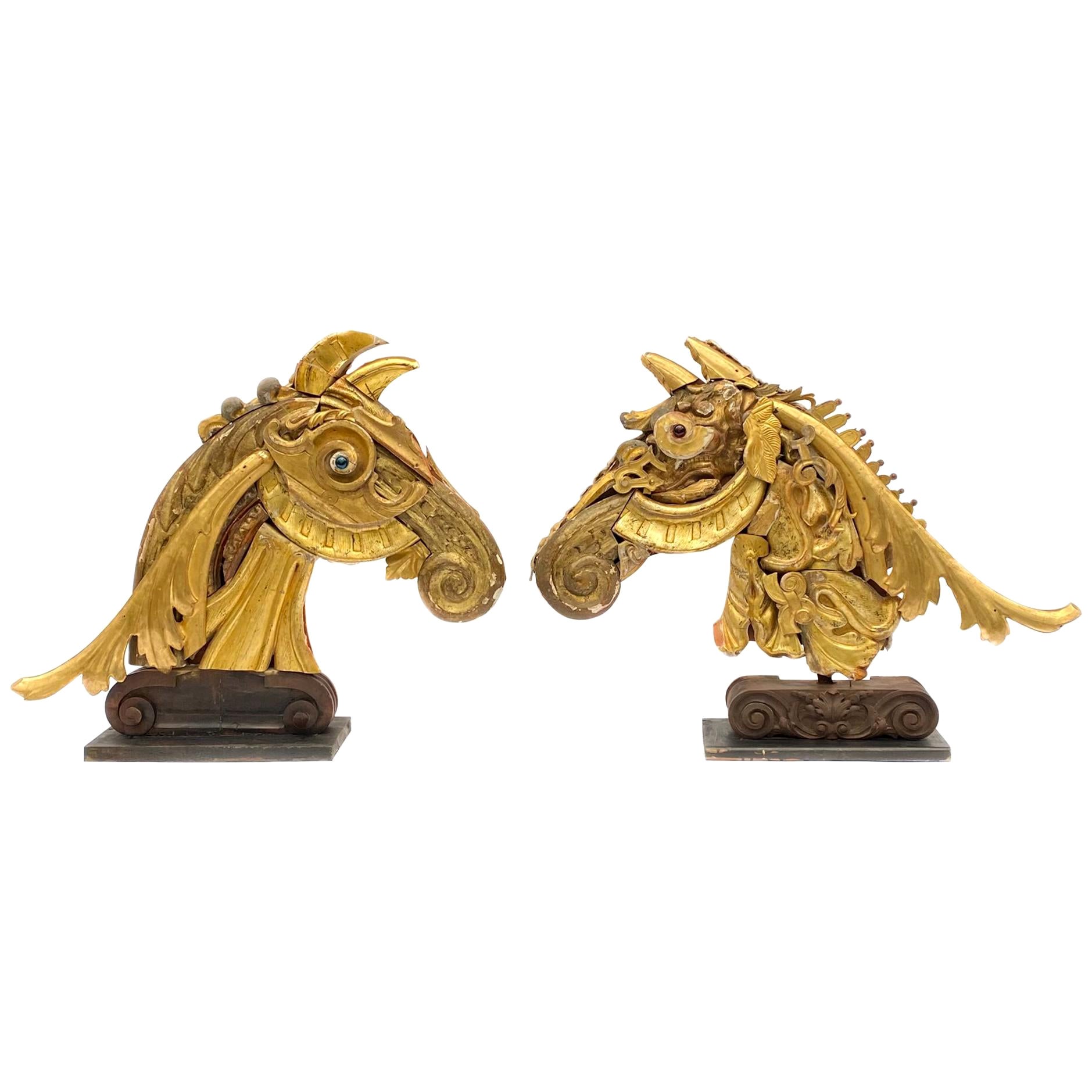 Paire de sculptures italiennes du 18ème siècle en forme de tête de cheval en verre doré