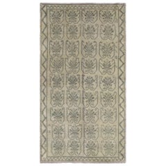 Türkischer Tulu Vintage-Teppich in Hellgrau, Grau-Grün und Creme mit Gitterarbeit