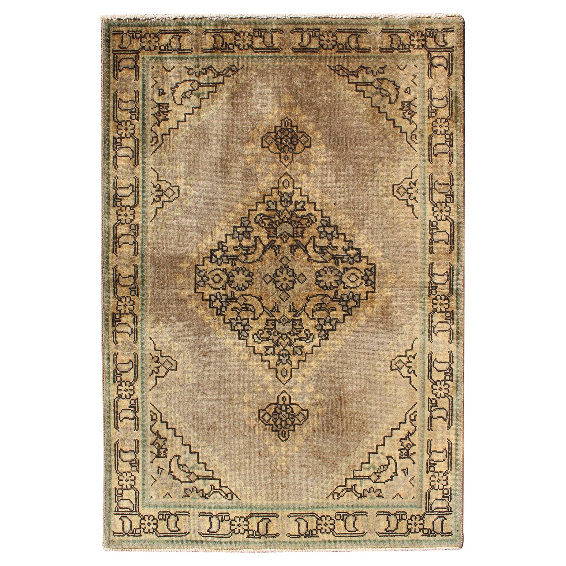 Erdfarbener persischer Täbris-Teppich im Vintage-Stil mit Blumenmuster und Medaillon
