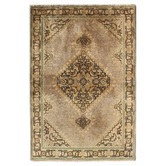 Tapis persan Tabriz vintage de couleur terre avec motif floral et médaillon