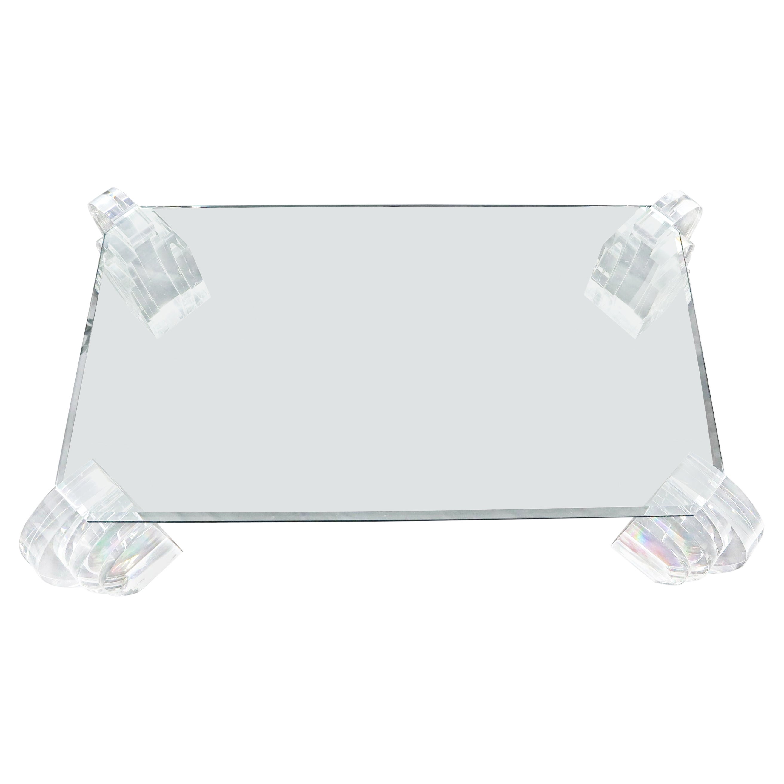 Grande table basse surdimensionnée à base en lucite et plateau en verre, angle rectangulaire