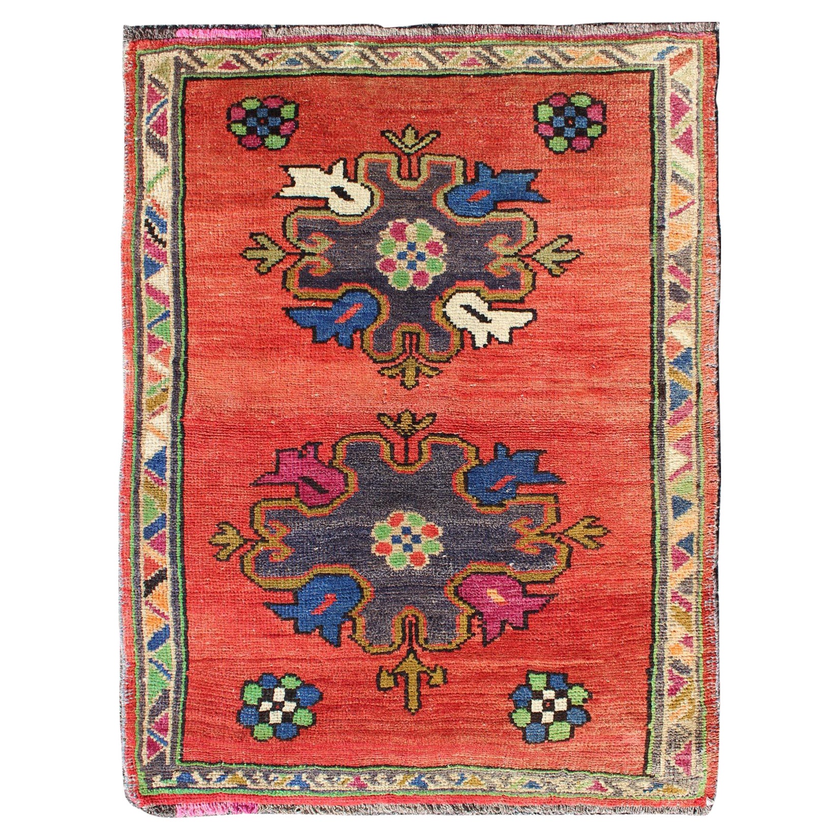 Tapis turc vintage d'Oushak avec un magnifique fond rouge et des couleurs joyeuses