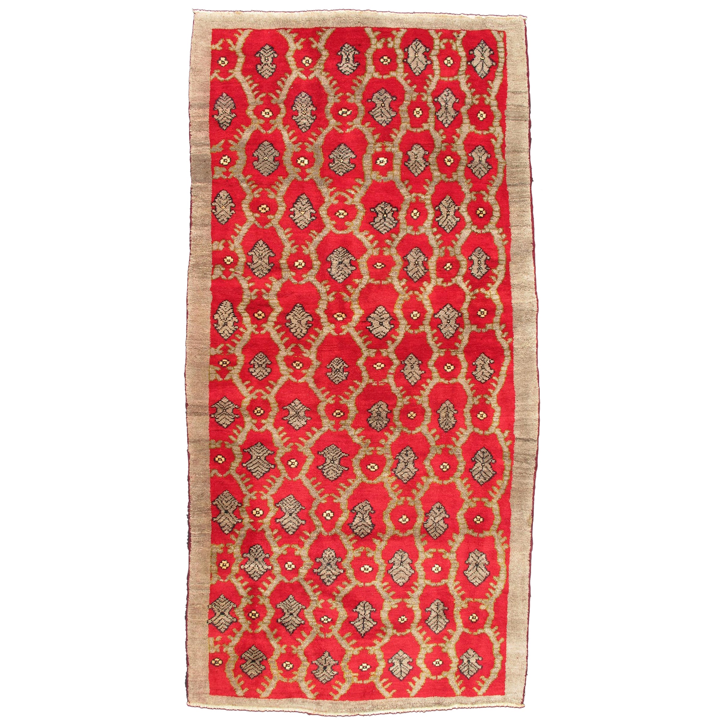 Türkischer Tulu-Teppich im Vintage-Stil mit modernem Design auf rotem Hintergrund