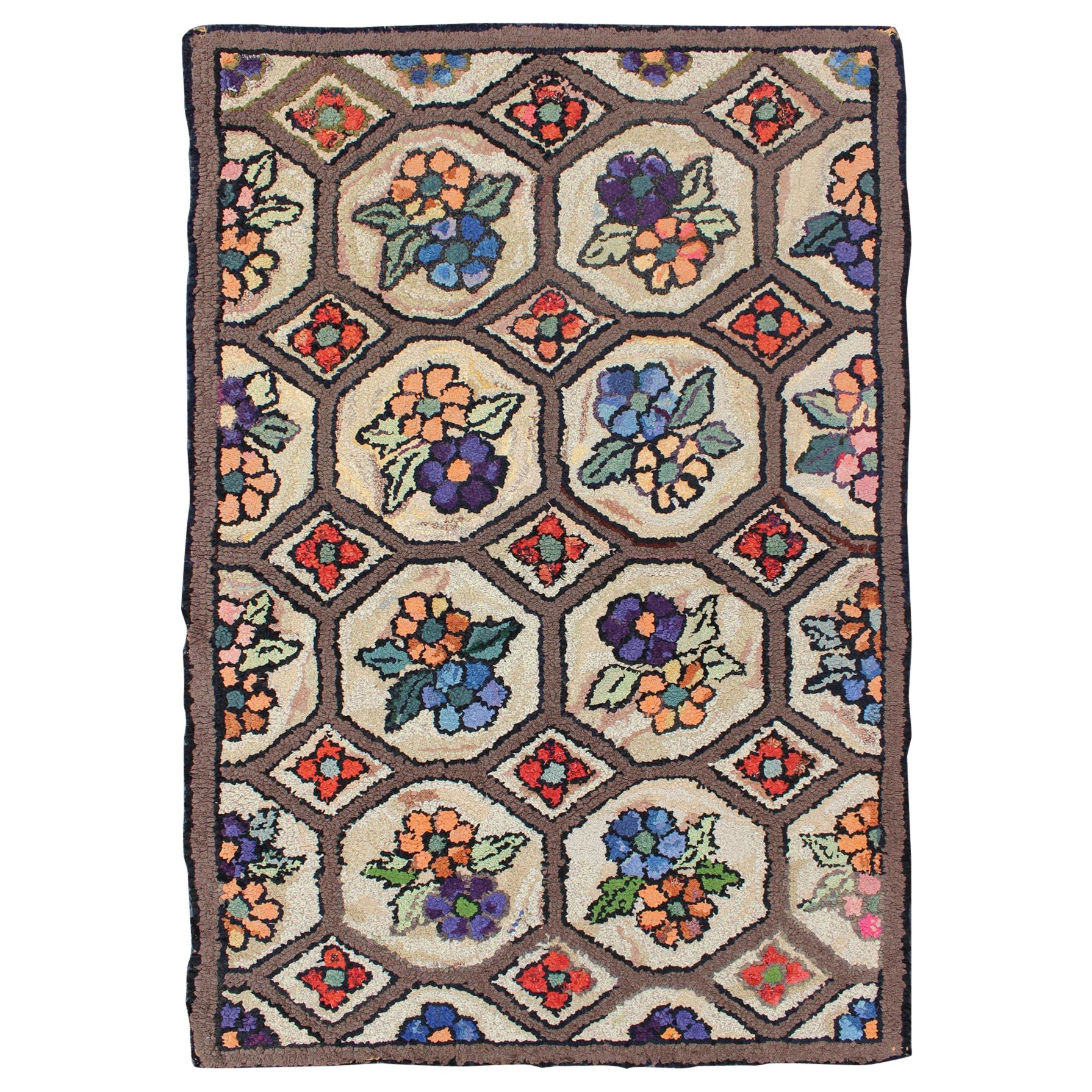 Remarquable tapis américain ancien à capuche avec motifs floraux sur toute sa surface