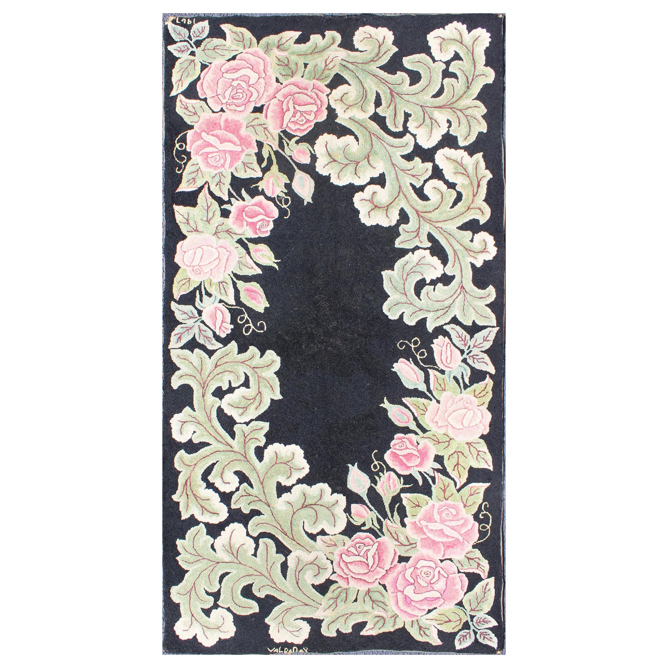 Tappeto vintage con ganci americani con grande disegno floreale su sfondo nero in vendita
