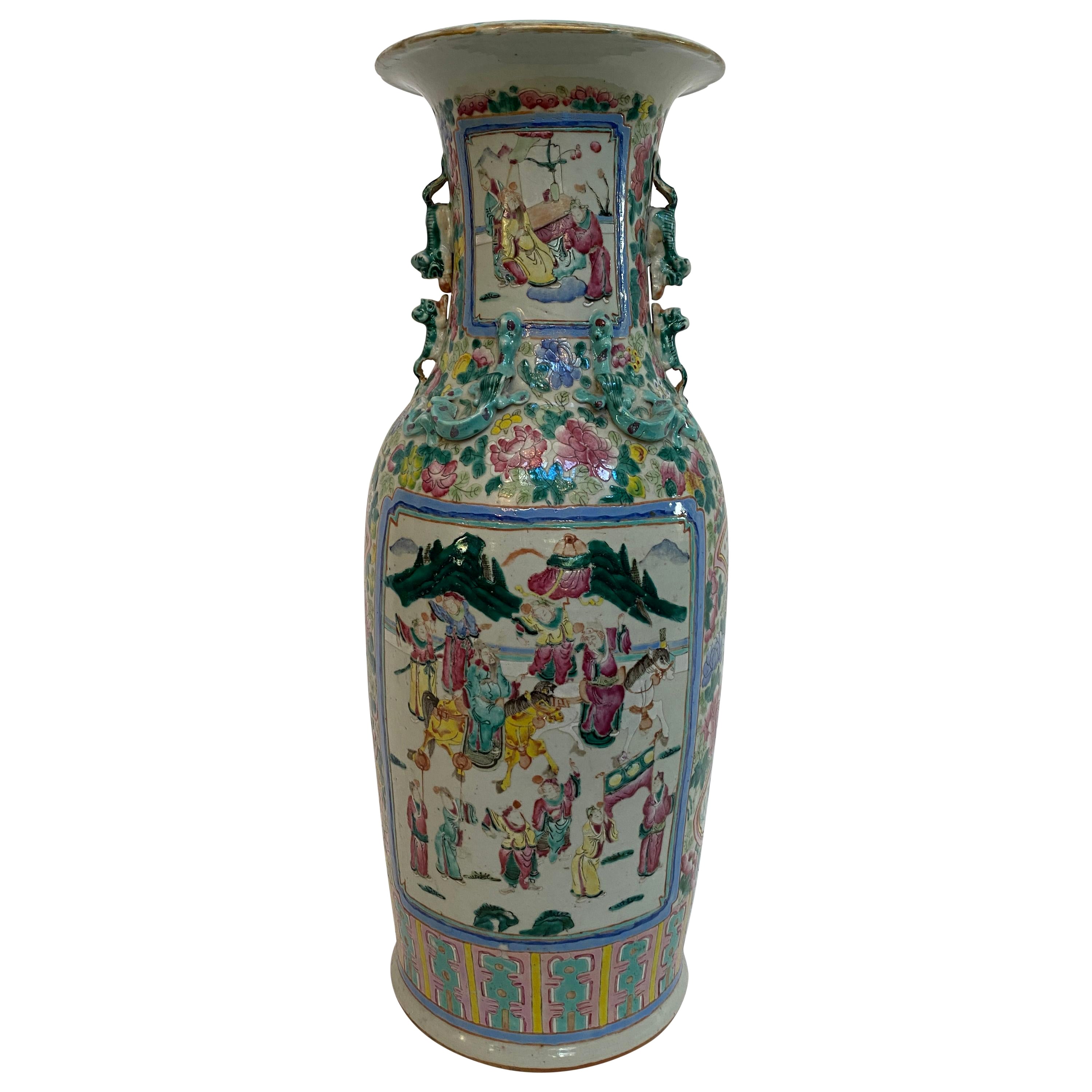 Grand vase en porcelaine chinoise Famille Rose de Canton de la dynastie Qing