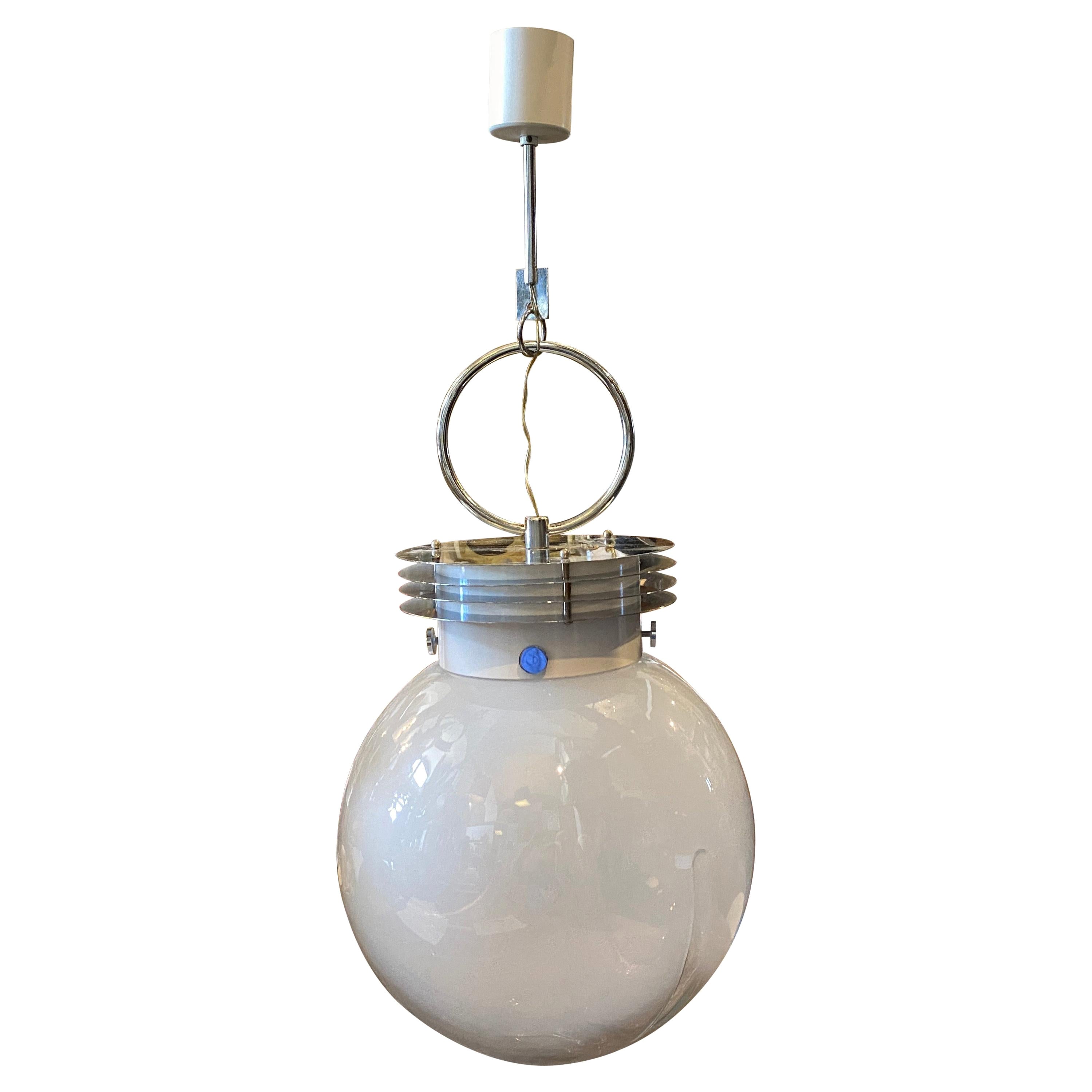 Lampe à suspension de l'ère spatiale des années 1960 en verre de Murano opalescent et métal chromé de Mazzega