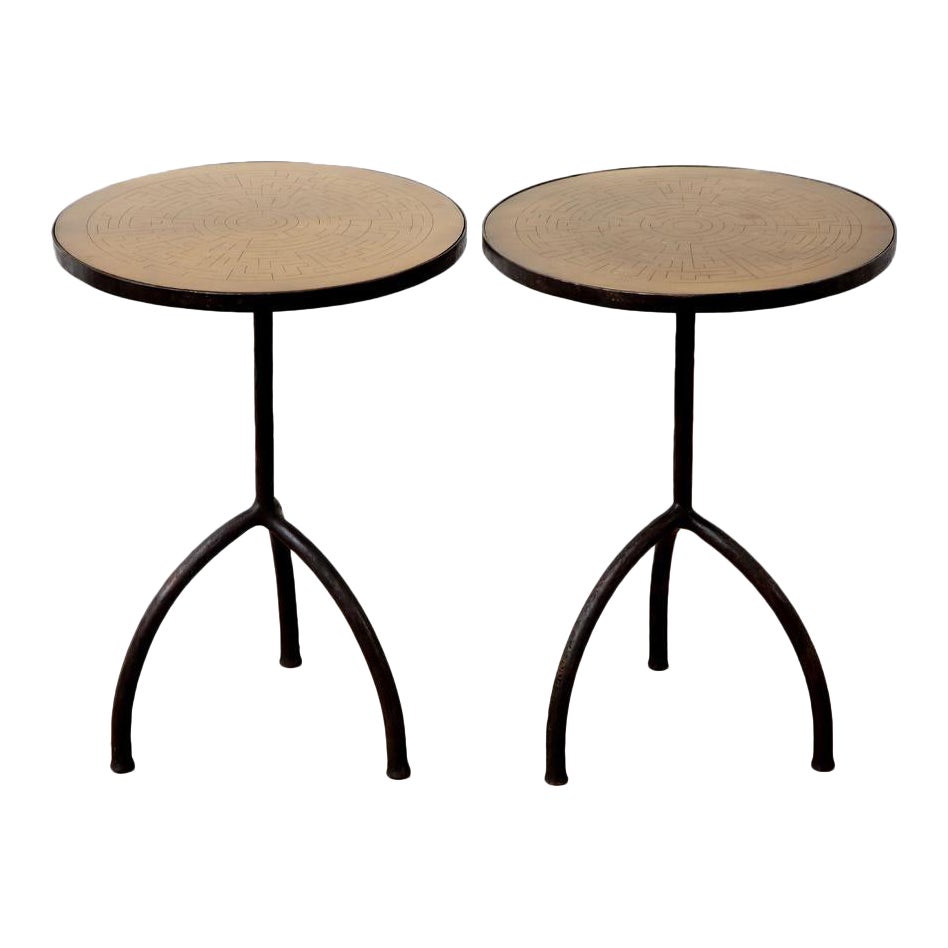 Paire de tables d'appoint tripodes en fer forgé avec plateau en laiton gravé, en stock en vente