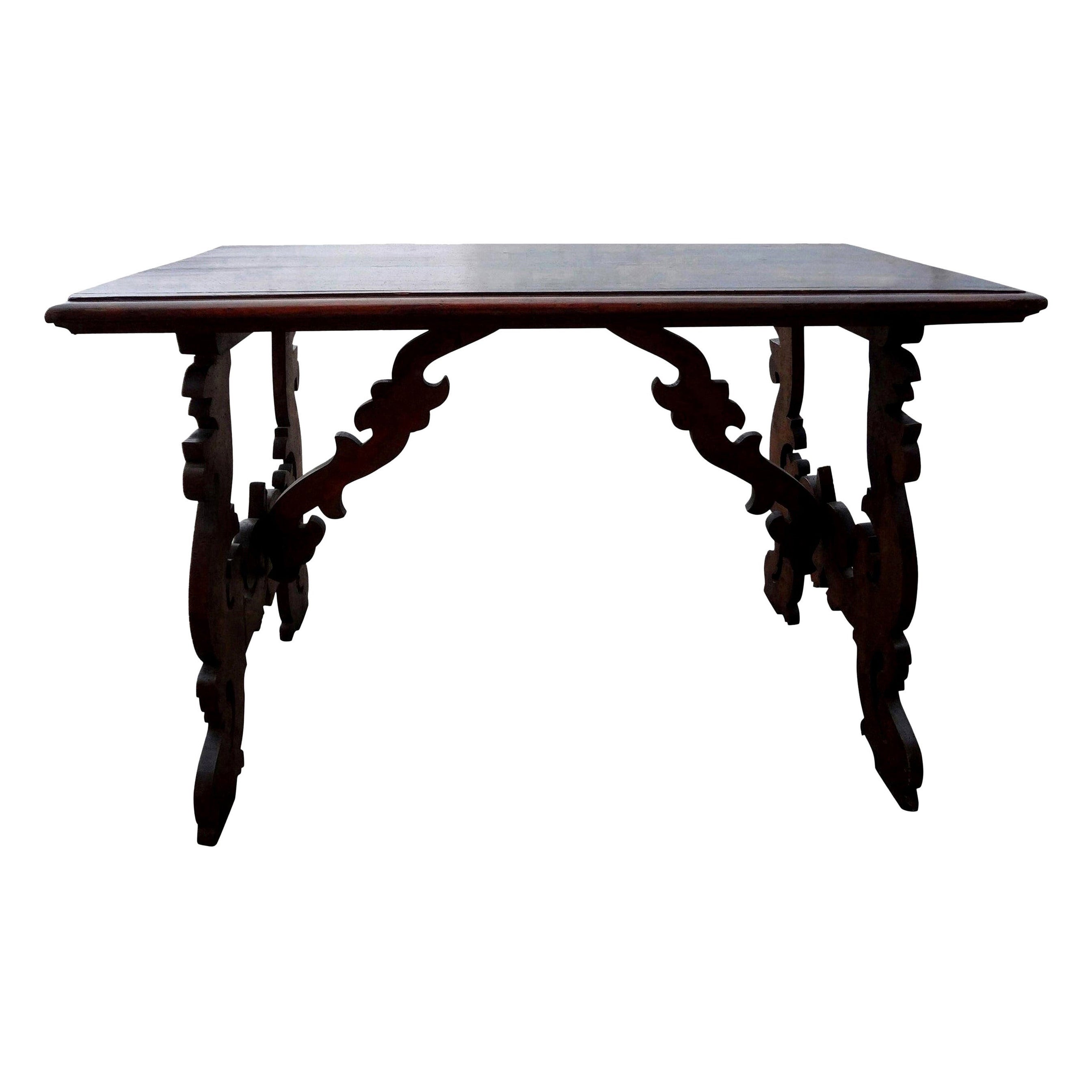 Table italienne en noyer sculpté du 19e siècle