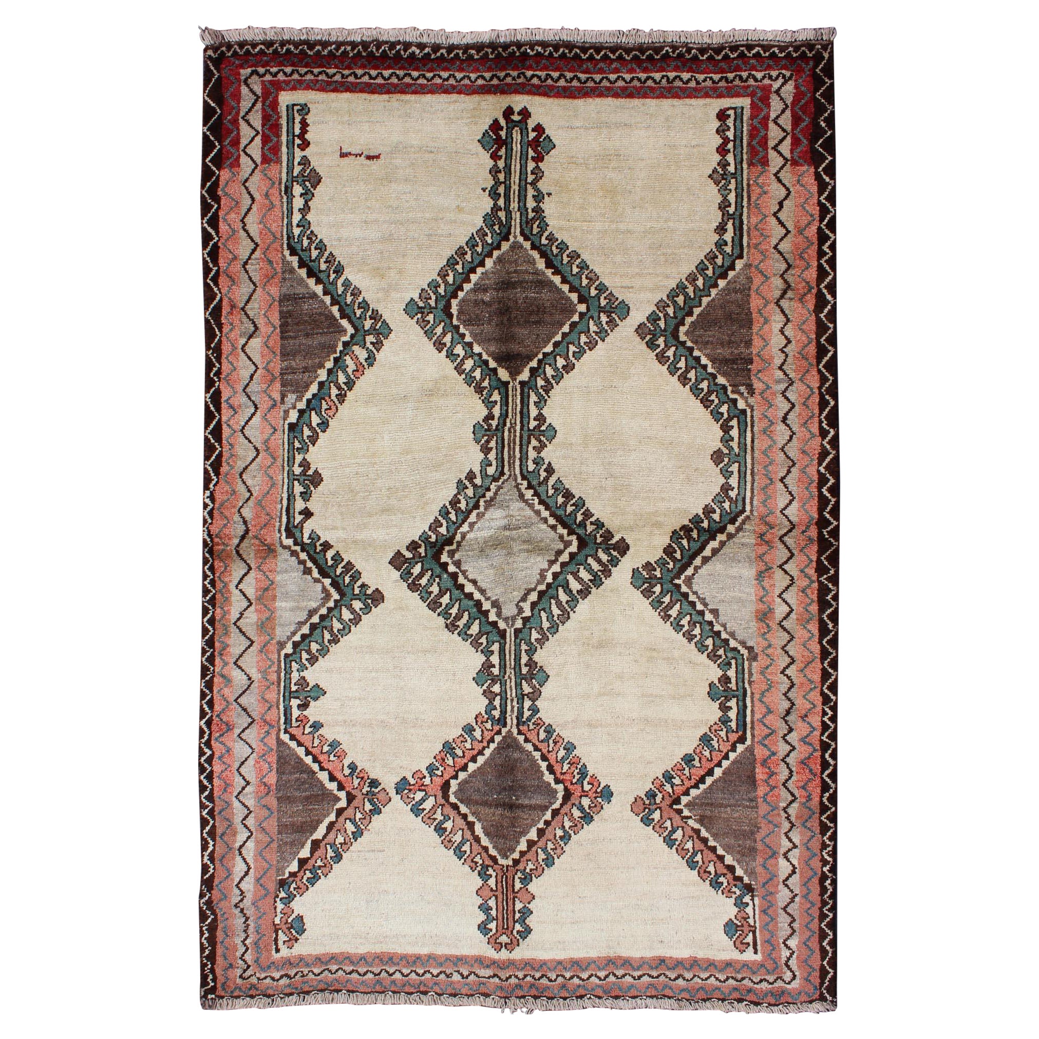 Persischer Gabbeh Vintage-Teppich im Stammesdesign in Creme, Rot und Grün