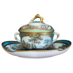 Tasse et soucoupe à chocolat à couvercle peint à la main en bleu de Sèvres du 18e siècle