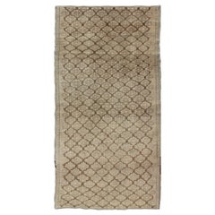 Oushak smorzato con disegno tribale all-over nei toni chiari del grigio e del marrone.