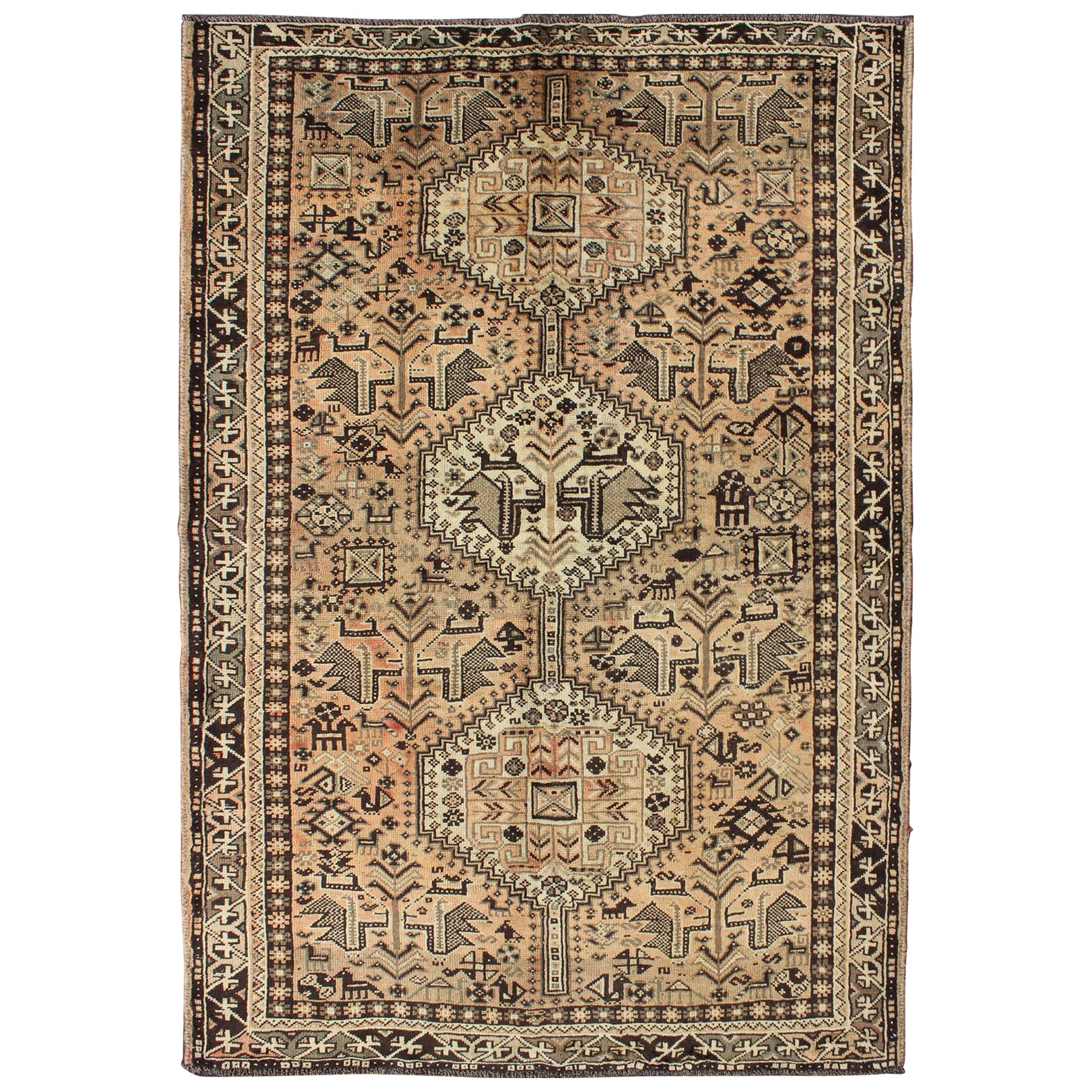 Brauner pfirsichfarbener persischer Shiraz-Teppich im Vintage-Stil mit vertikalen subgeometrischen Medaillons