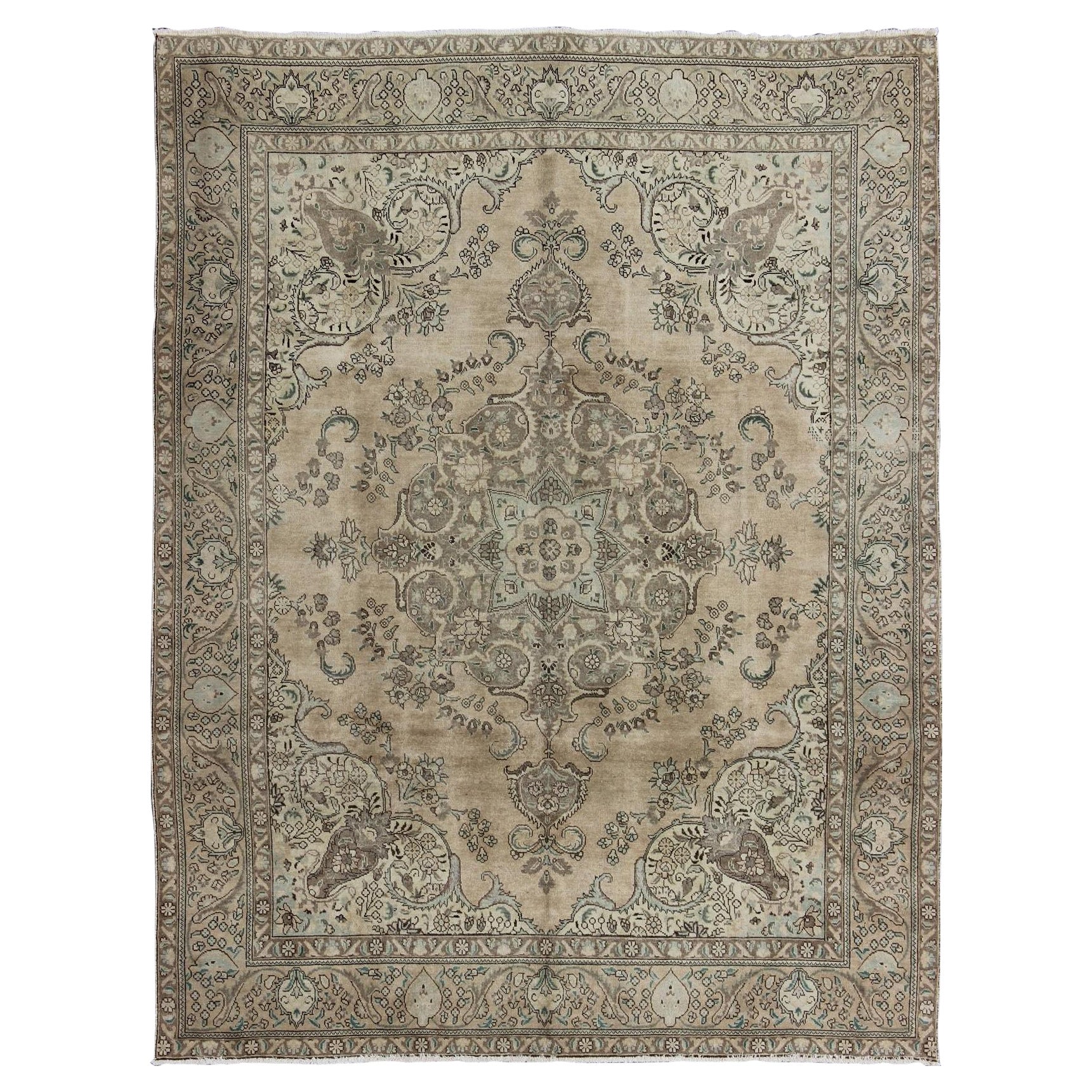 Gedeckter persischer Täbris-Teppich im Vintage-Stil mit großem, geblümtem Medaillon in Erdtönen im Angebot