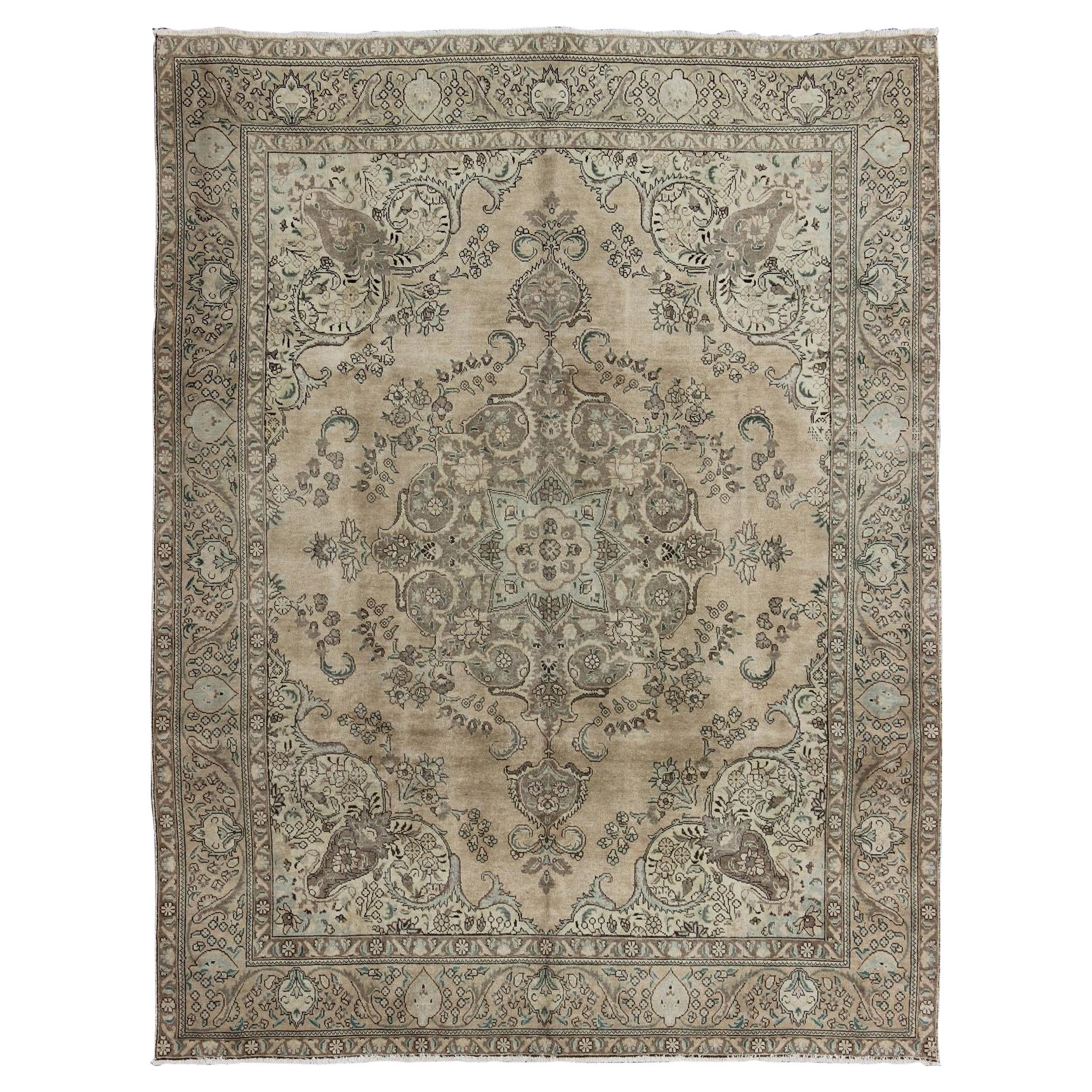 Tapis persan Tabriz vintage sourd avec grand médaillon à fleurs dans des tons terreux