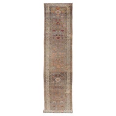 Long tapis de couloir persan ancien Malayer en Lt. Purple, lavande, brun clair, gris et vert