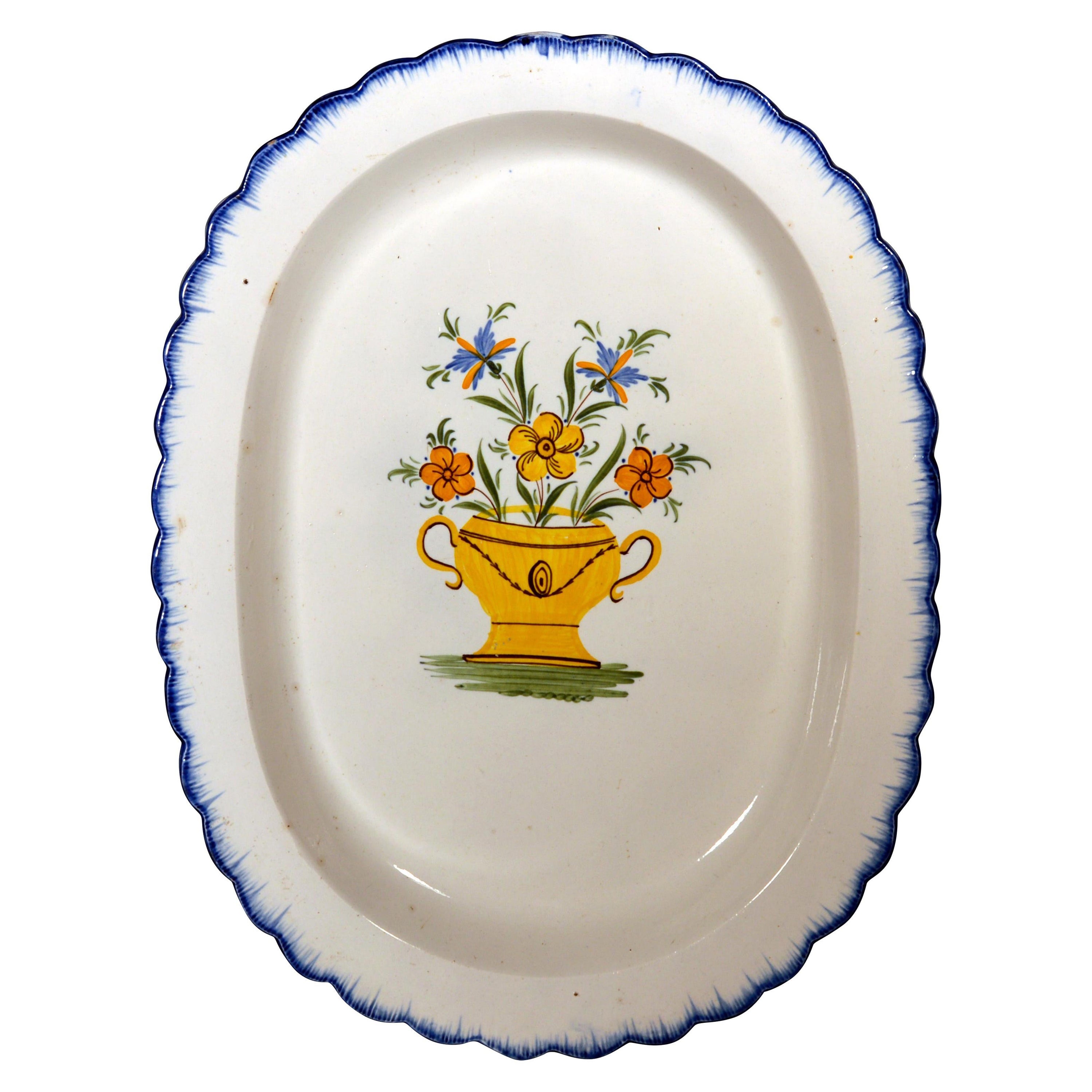 Ovale Schale mit Muschelrand aus Prattware, bemalt mit einer Blumenurne, 1800-1820